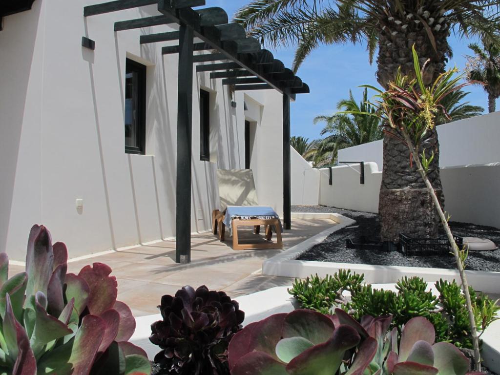 Bungalow Goa Pool View, Playa Roca Residence Sea Front Access - Free Ac - Wifi Costa Teguise Esterno foto